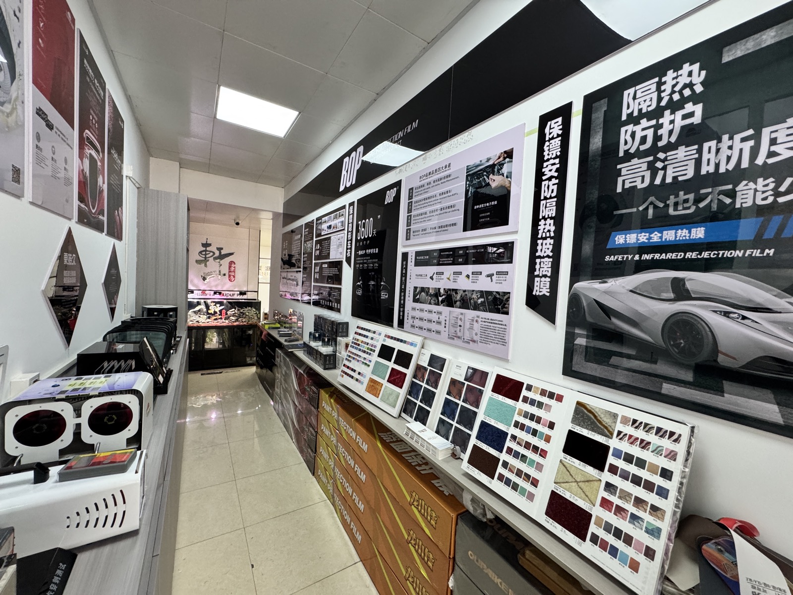 轩一龙膜门店接待和产品展示区域