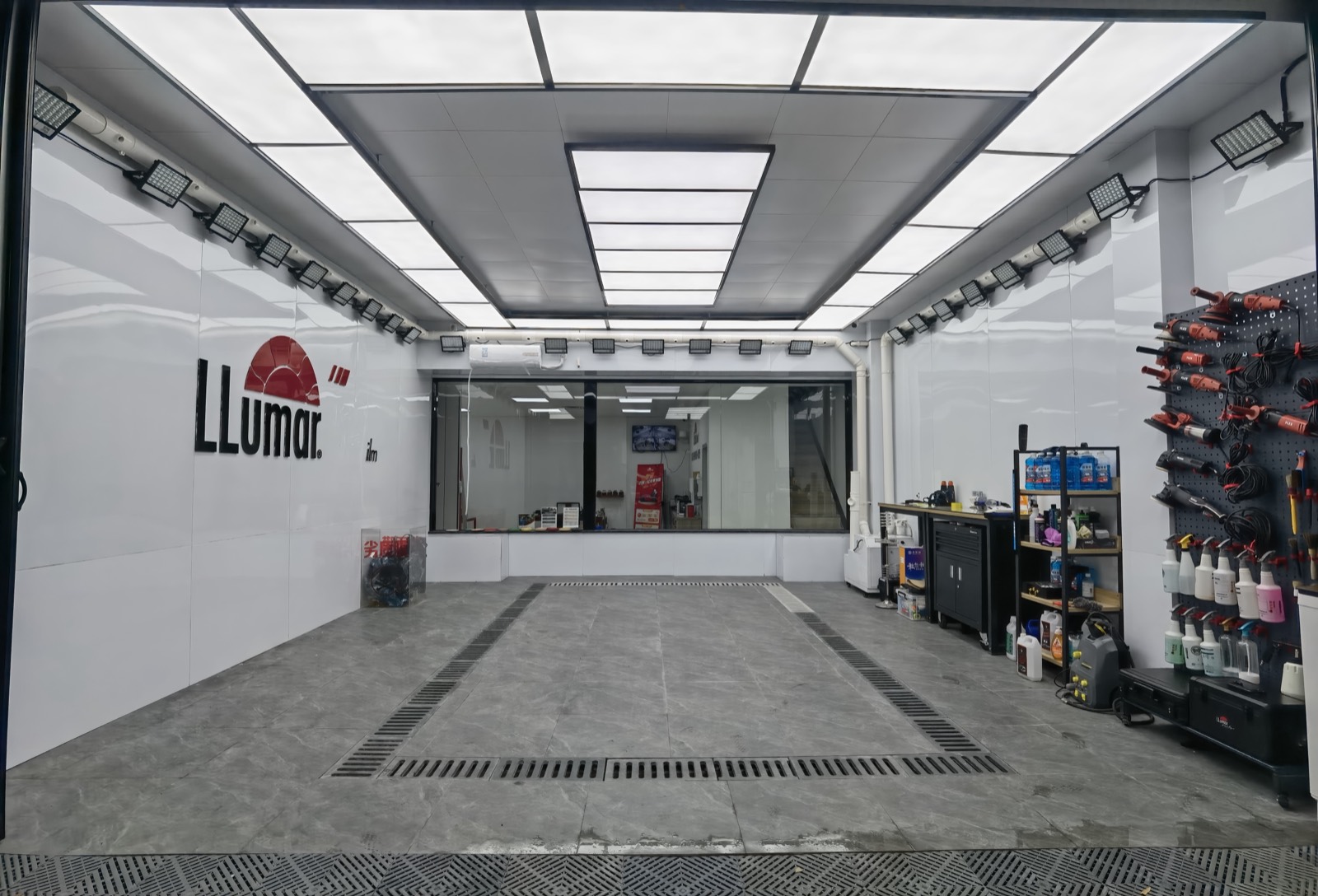 轩一龙膜标准汽车贴膜施工工位